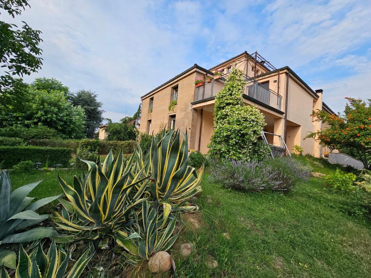 Casa Vincenzo 130 Mq Con Portico Ed Ingresso Esclusivo Dal Giardino Villa Felino Exteriör bild